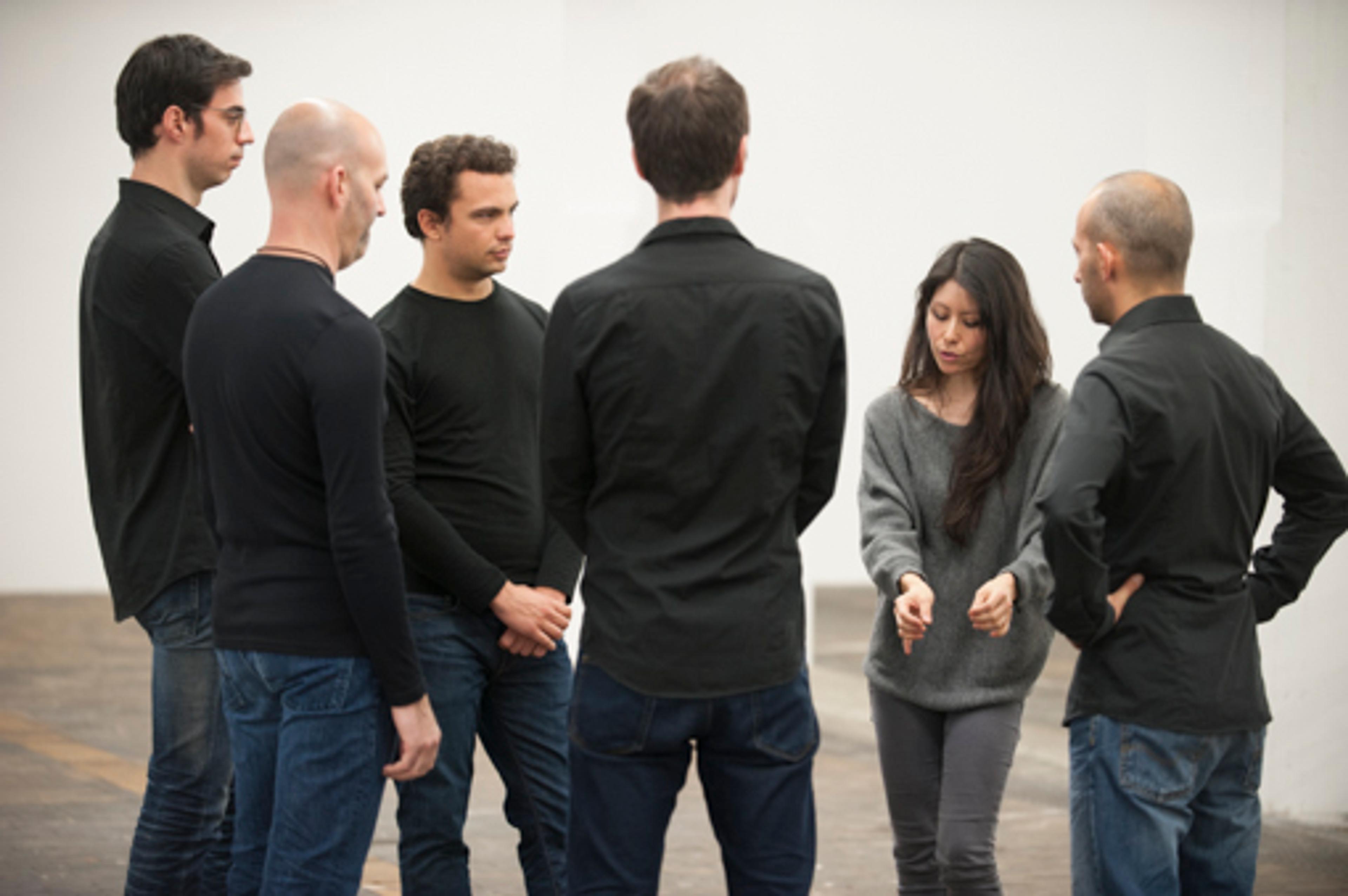 Mio Chareteau, mit Alexandre Babel, Thierry Debons, Loic Defaux, Florian Feyer, Dorian Fretto, «Waves» 2014 / Photo credit: Swiss Performance Art Award 2014