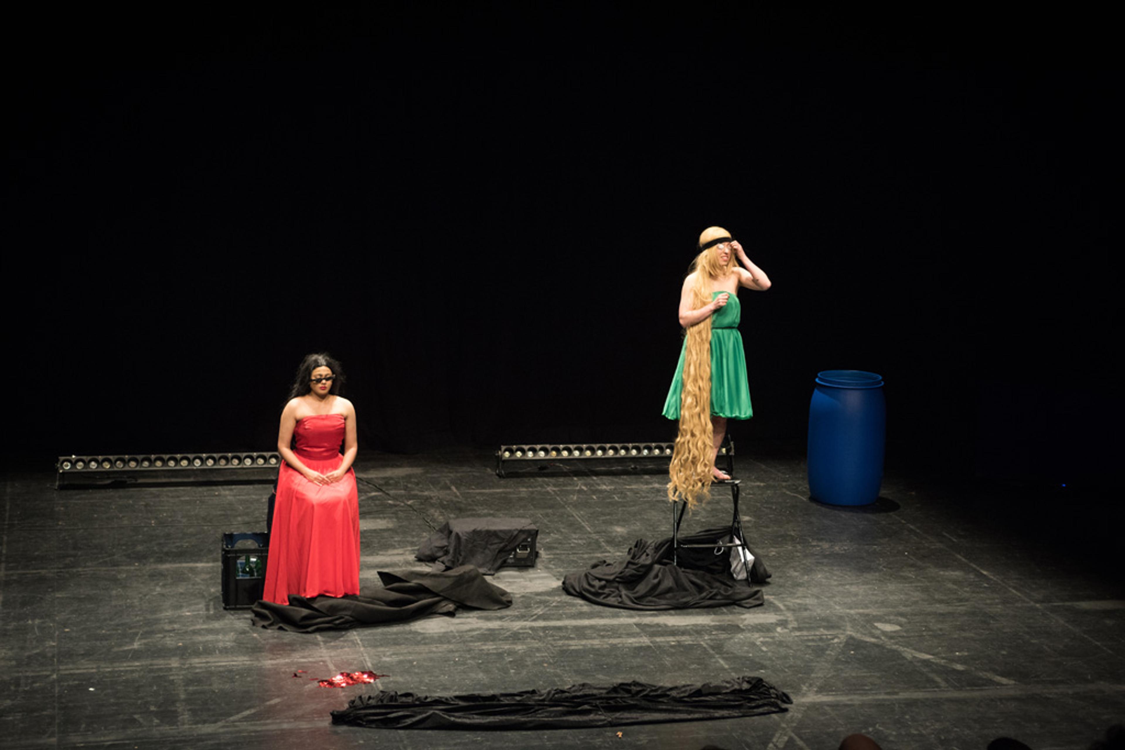 Annina Machaz & Mira Kandathil, «Orakel Spektakel», 2017 / Photo credit: Swiss Performance Art Award 2017