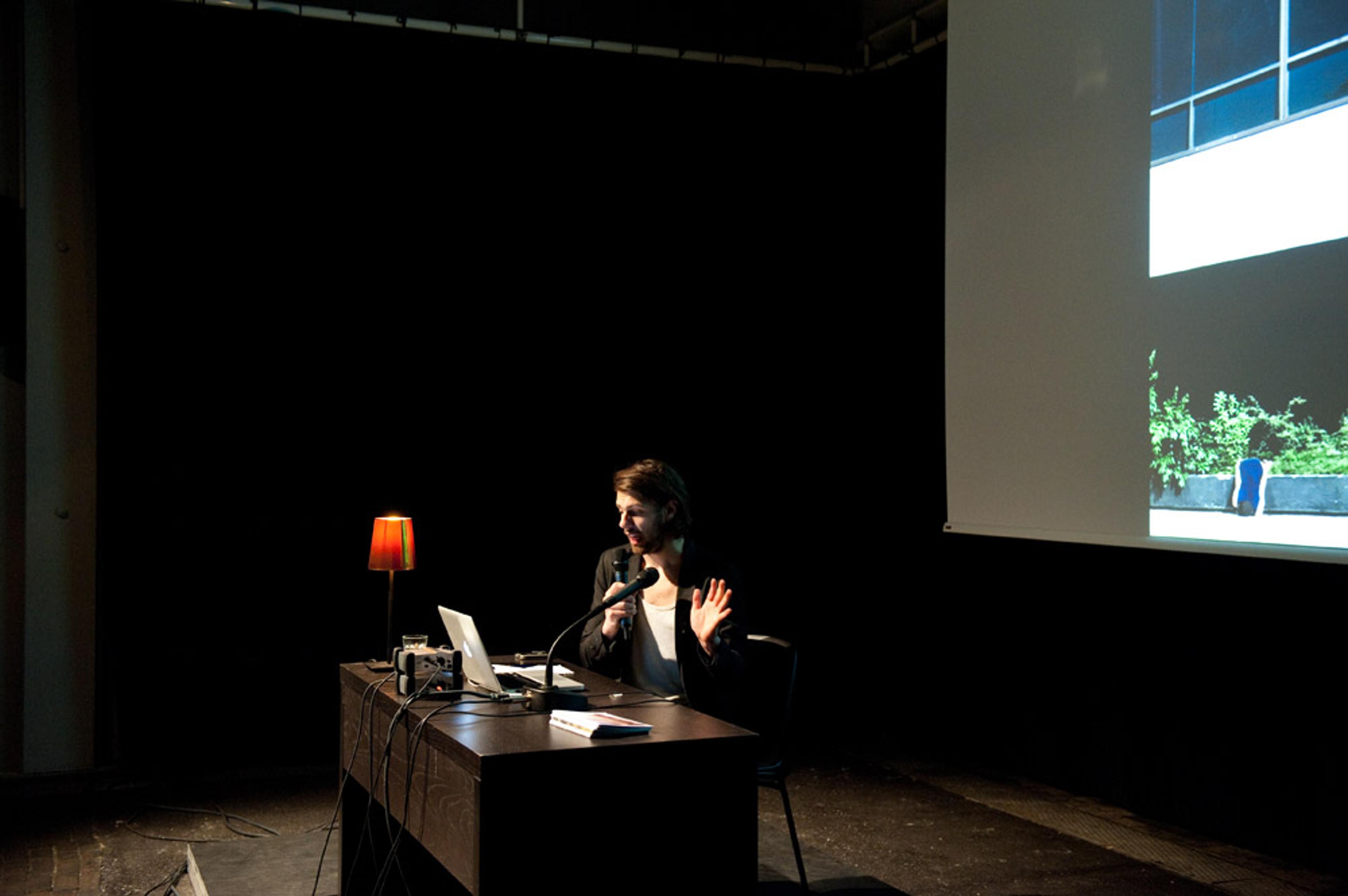Manuel Scheiwiller, «Studio Visit», 2011 / Photo credit: Swiss Performance Art Award 2011