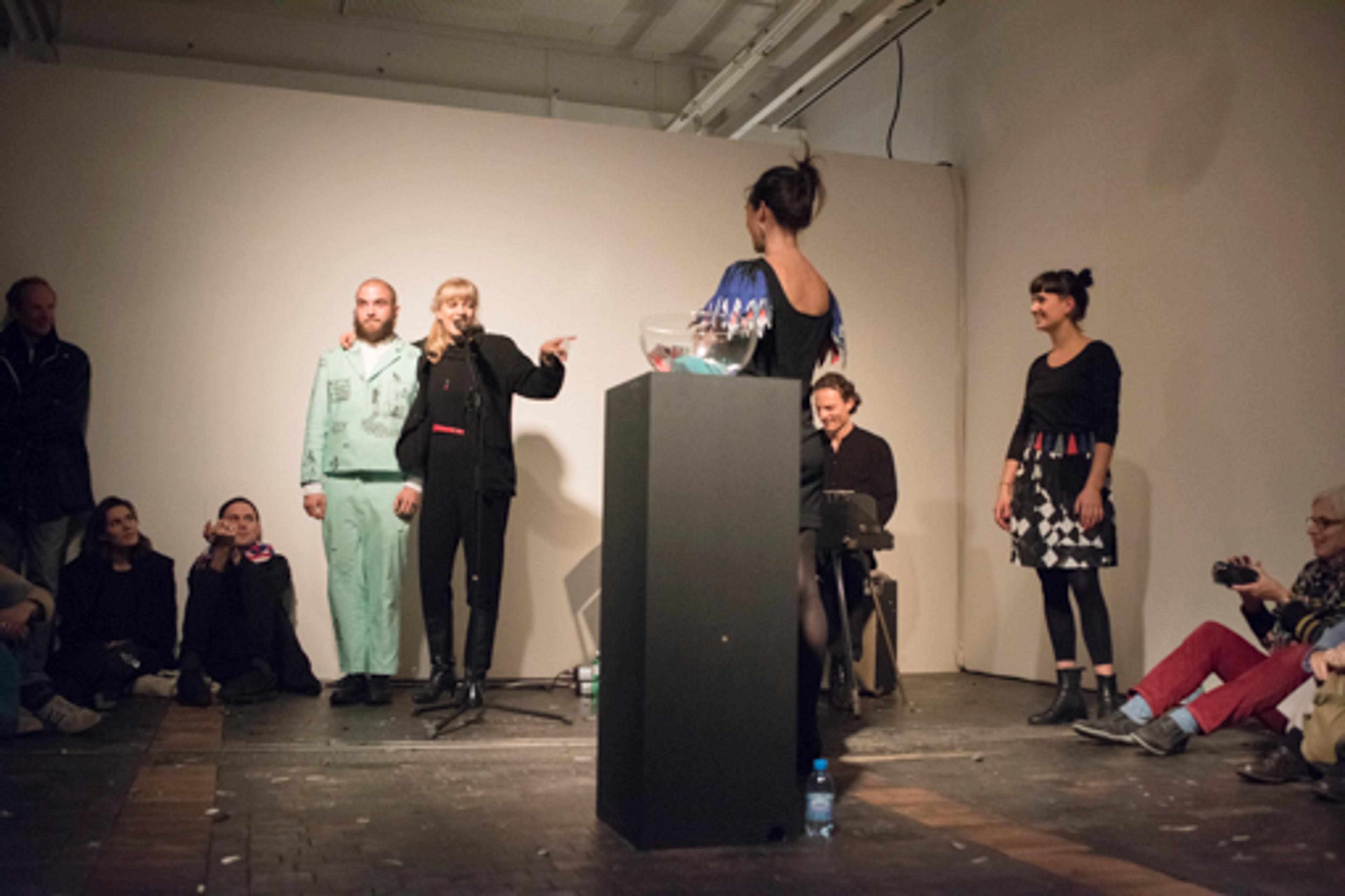 Berta Koch (Talaya Schmid und Nele-Marie Gräber), «Your Wish Becomes a Melody. Ritual XIII», 2014 / Photo credit: Swiss Performance Art Award 2014