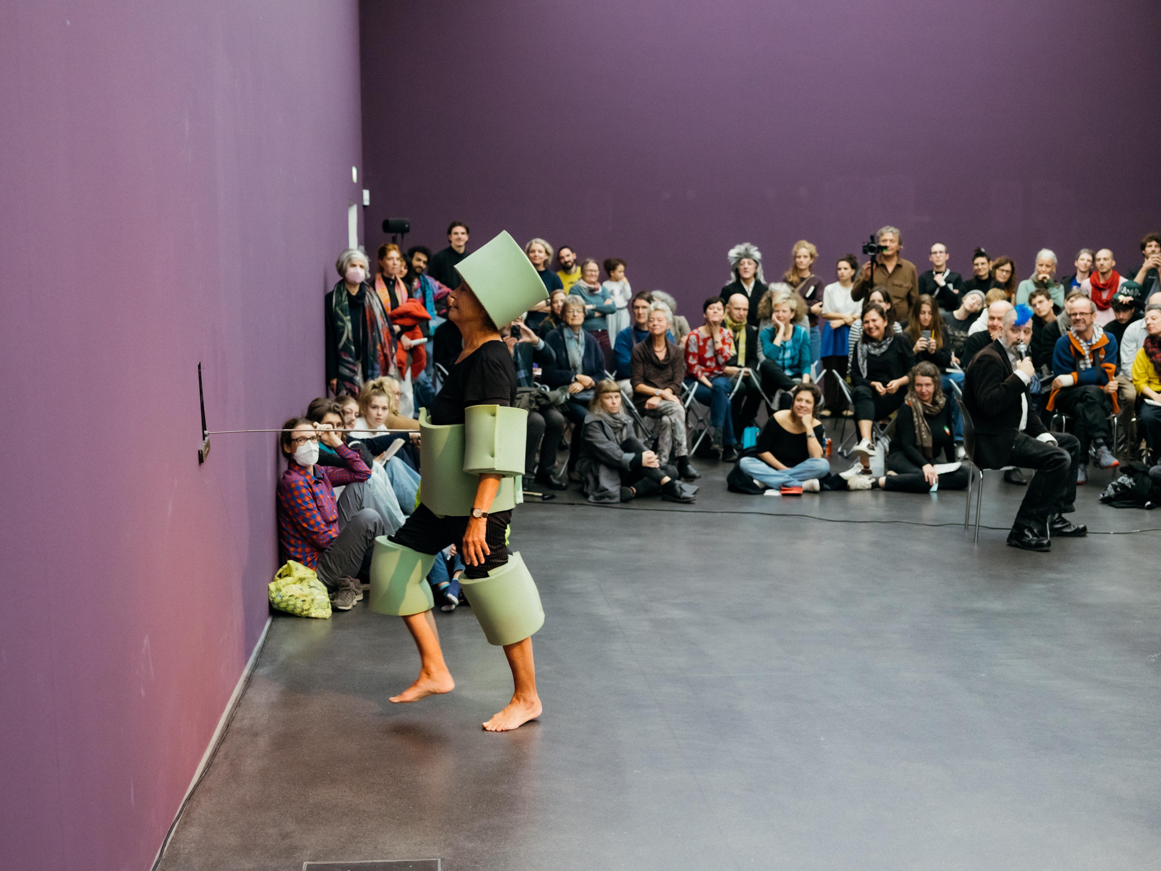 Claudia Grimm, «Getroffen-werden. Anleitung zu praktischen Übungen», 2022 / Photo: Swiss Performance Art Award 2022