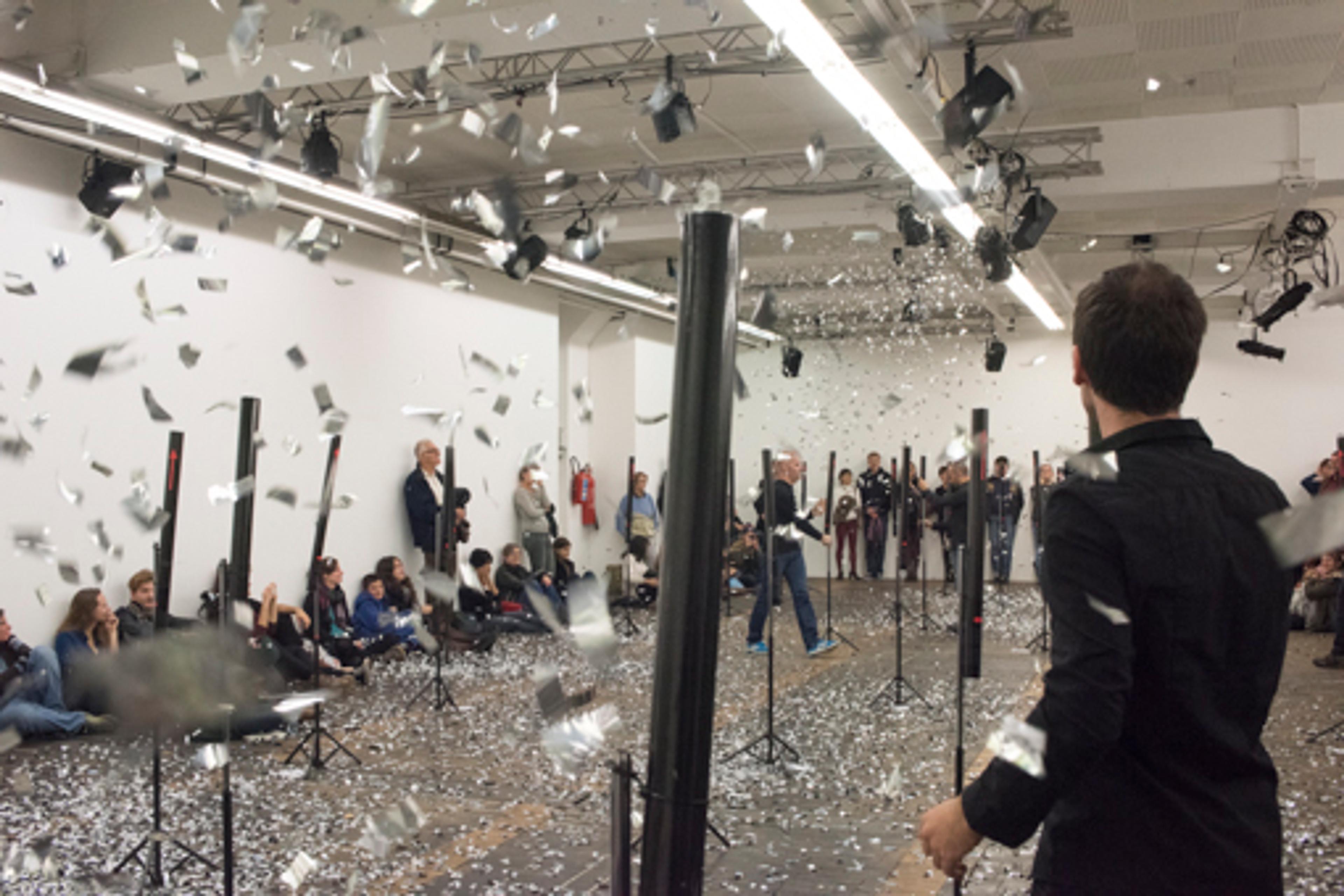 Mio Chareteau, mit Alexandre Babel, Thierry Debons, Loic Defaux, Florian Feyer, Dorian Fretto, «Waves» 2014 / Photo credit: Swiss Performance Art Award 2014