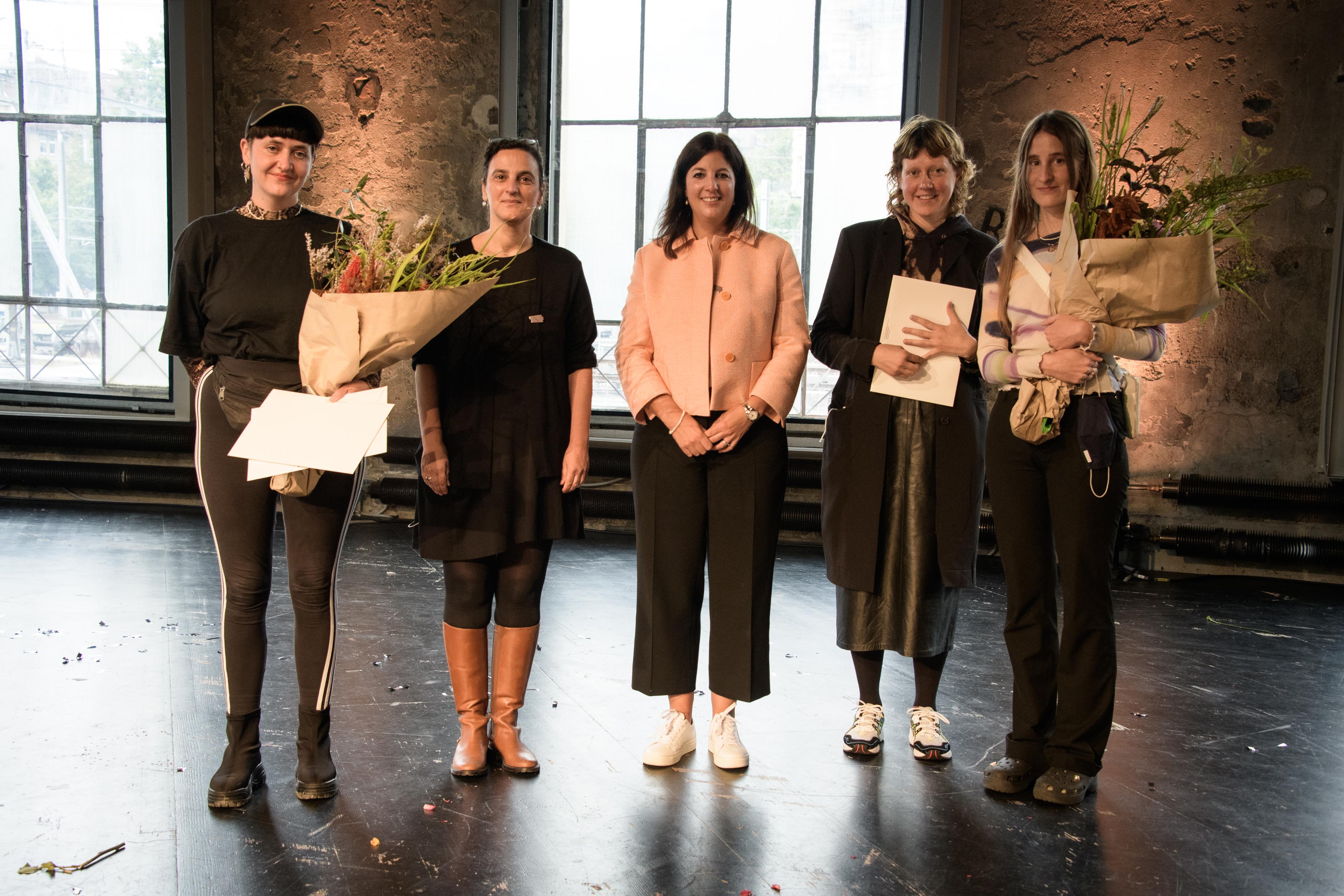 Award Ceremony: Léa Katharina Meier, Tanja Scartazzini, Laura Bucher / Photo credit: Tine Edel, Swiss Performance Art Award 2021
