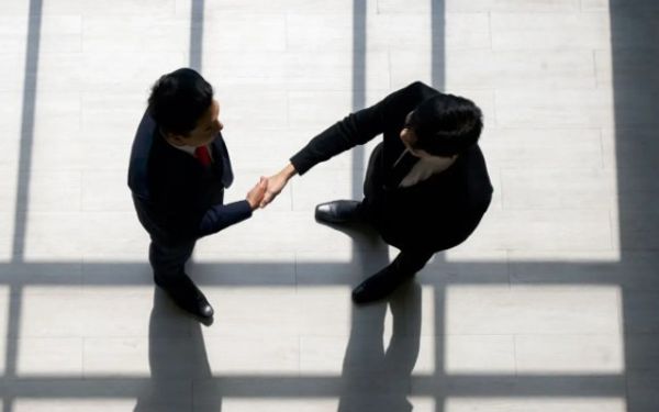 Visual explaining which Irish businesses are eligible for invoice finance.