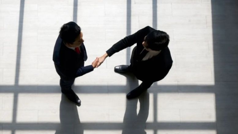 Visual explaining which Irish businesses are eligible for invoice finance.