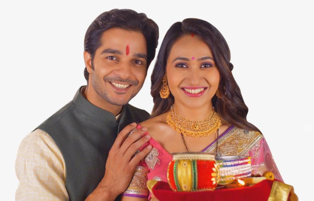 A husband and wife celebrating karwa chauth