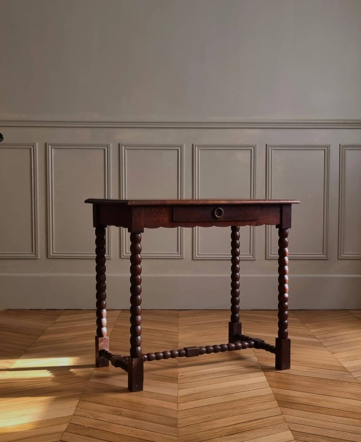Bobbin desk