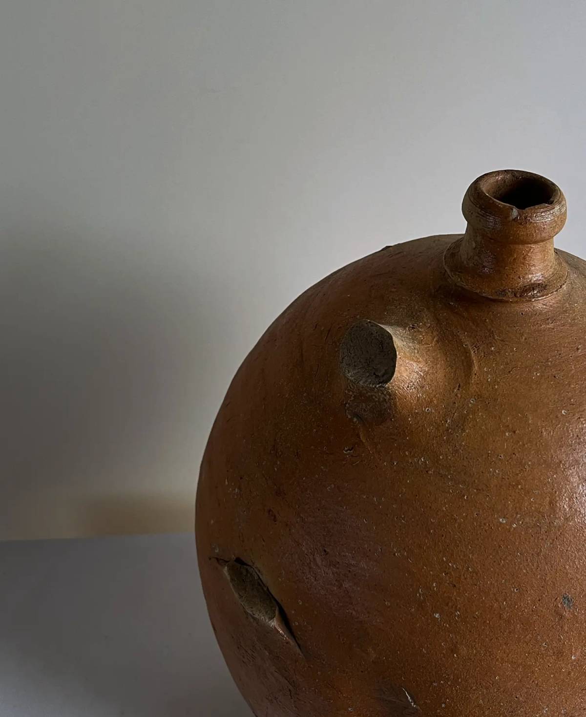 Rounded terracotta jar, view 4