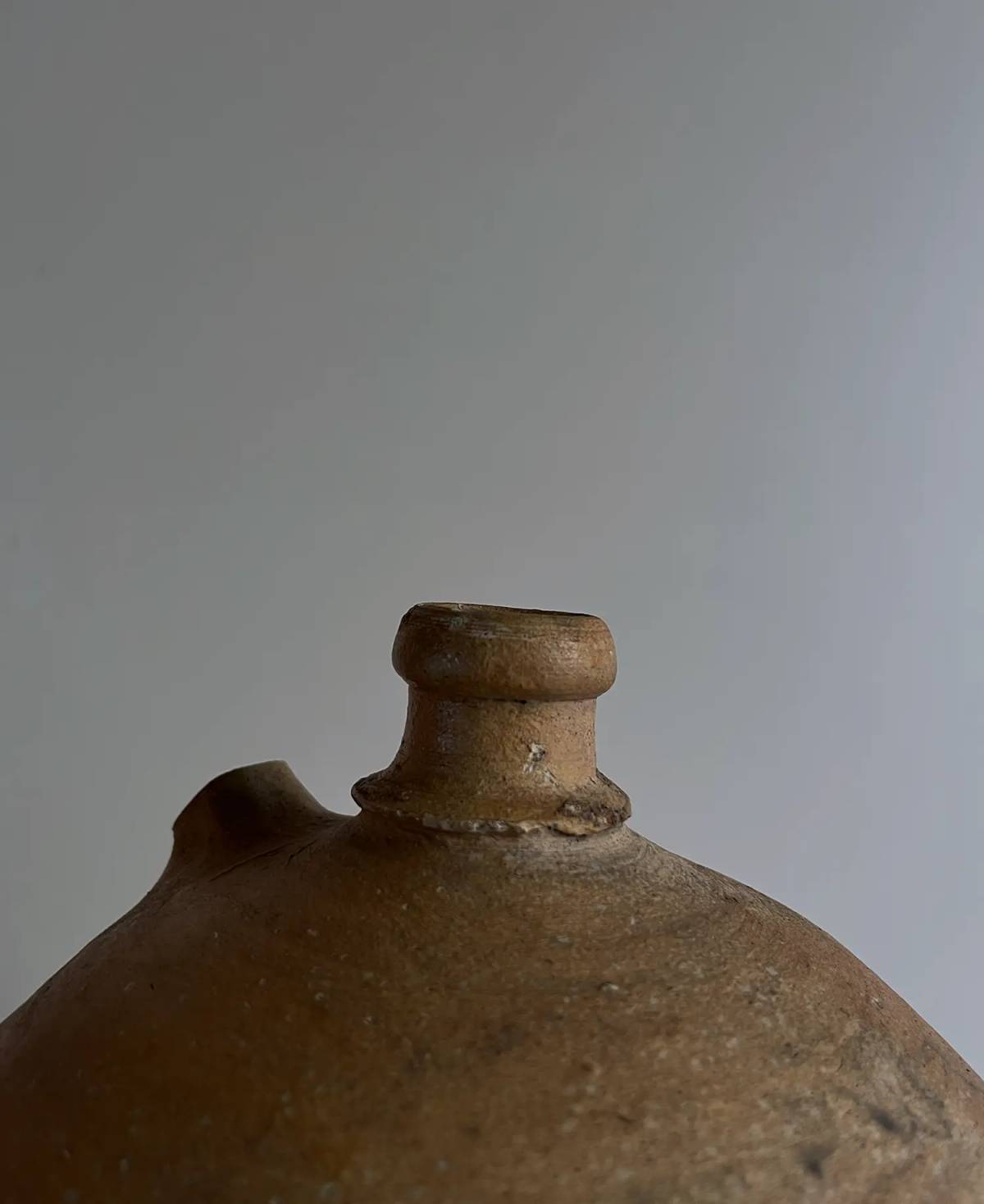Rounded terracotta jar, view 2