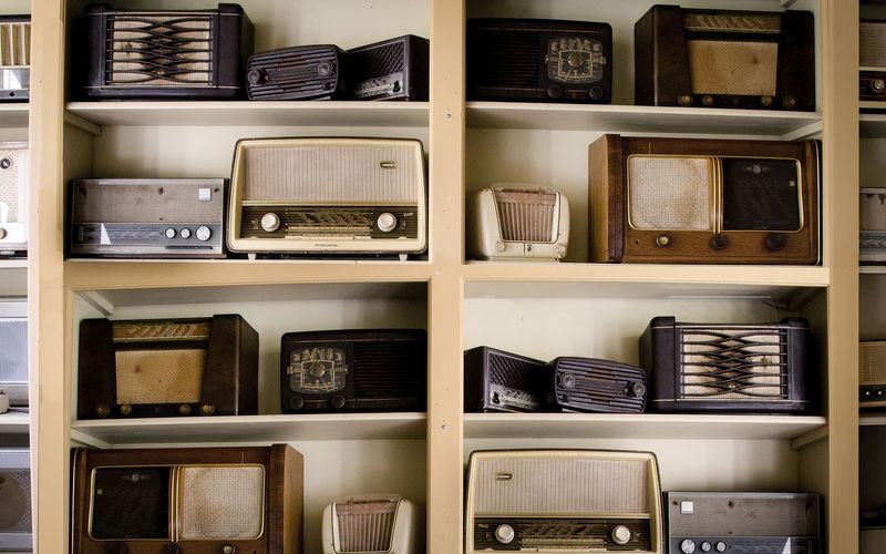 Comunidade de diferentes idades conectada ao rádio brasileiro