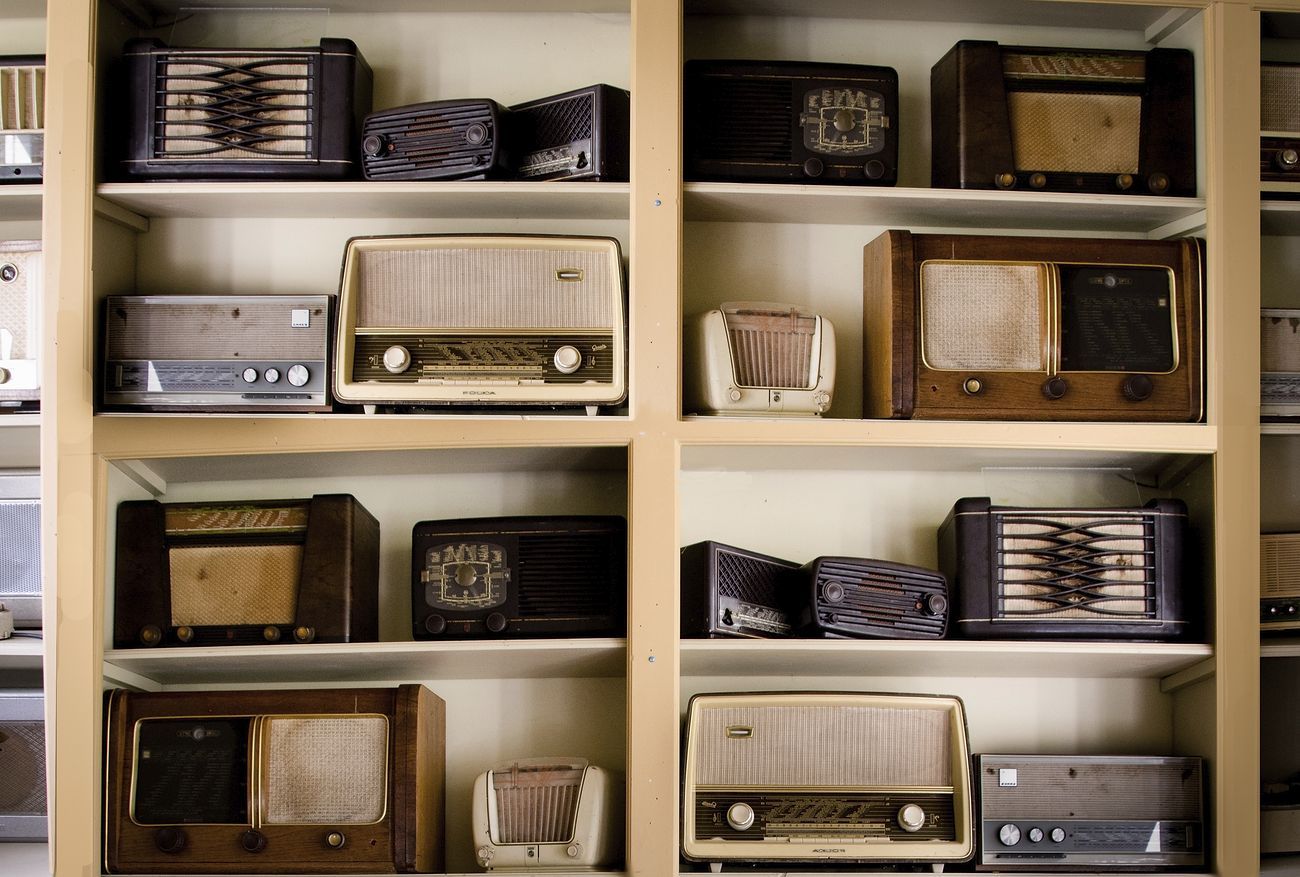 Rádio vintage irradiando ondas simbolizando conexão e paz
