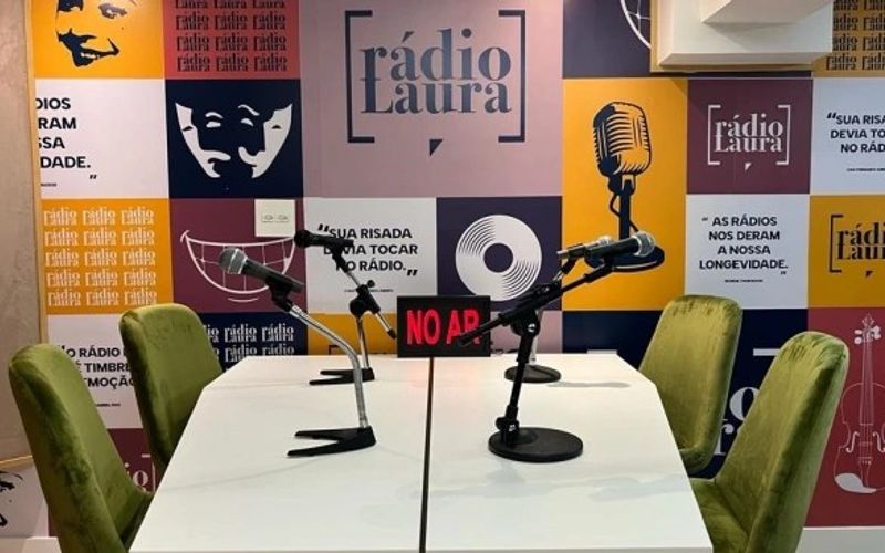 Estúdio profissional com equipamento de gravação e microfone para podcast