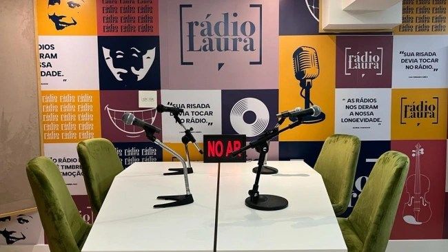 Estúdio profissional com equipamento de gravação e microfone para podcast