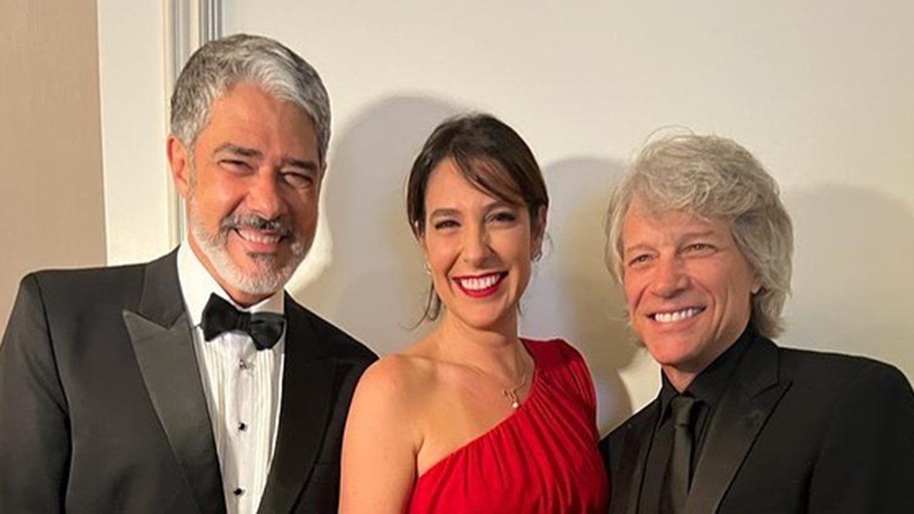 William Bonner recebendo reconhecimento por excelência em comunicação