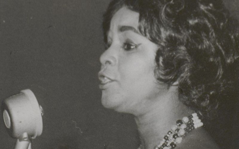 Elza Soares em apresentação no palco como cantora e artista