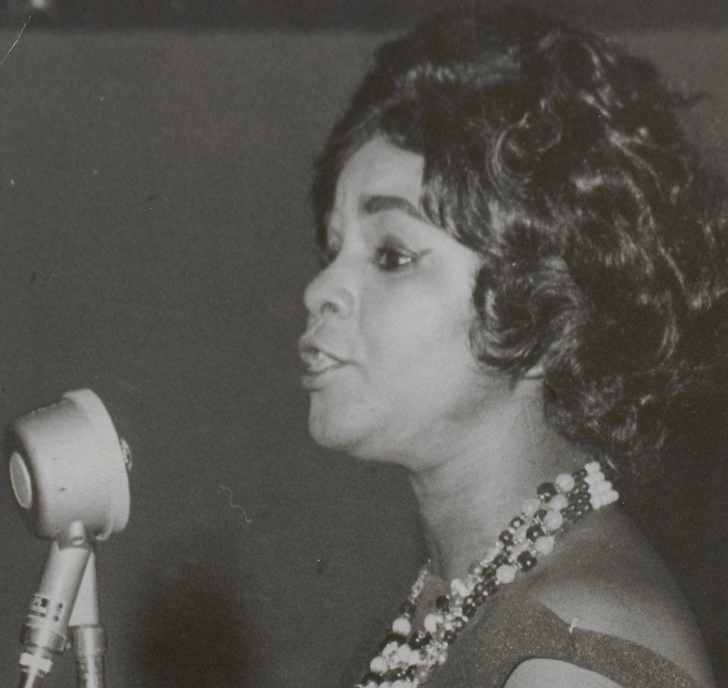 Elza Soares em apresentação no palco como cantora e artista