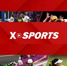 Apresentadores em cabine de transmissão ao vivo de evento esportivo