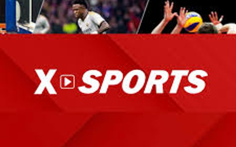 Apresentadores em cabine de transmissão ao vivo de evento esportivo