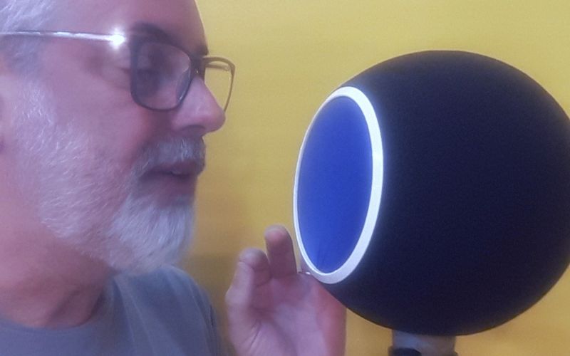 Especialista em mídias de voz durante workshop para profissionais