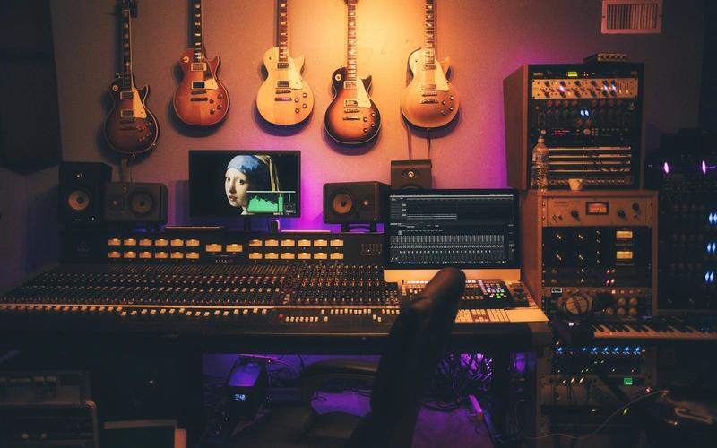Setup de home studio com microfone e interface de áudio