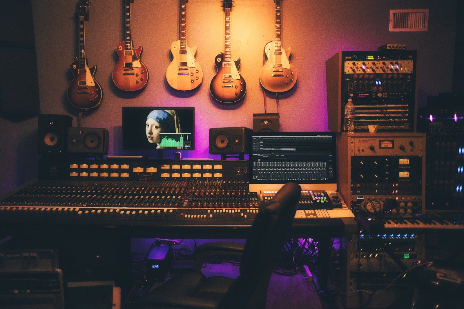 Setup de home studio com microfone e interface de áudio