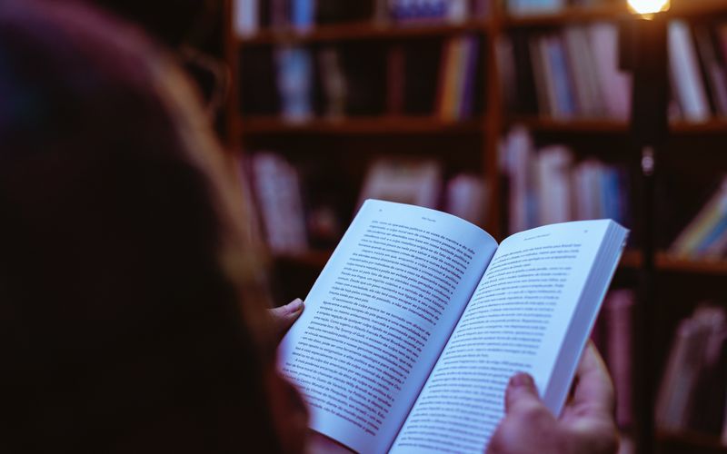 Aplicativo de biblioteca digital exibindo acervo de livros