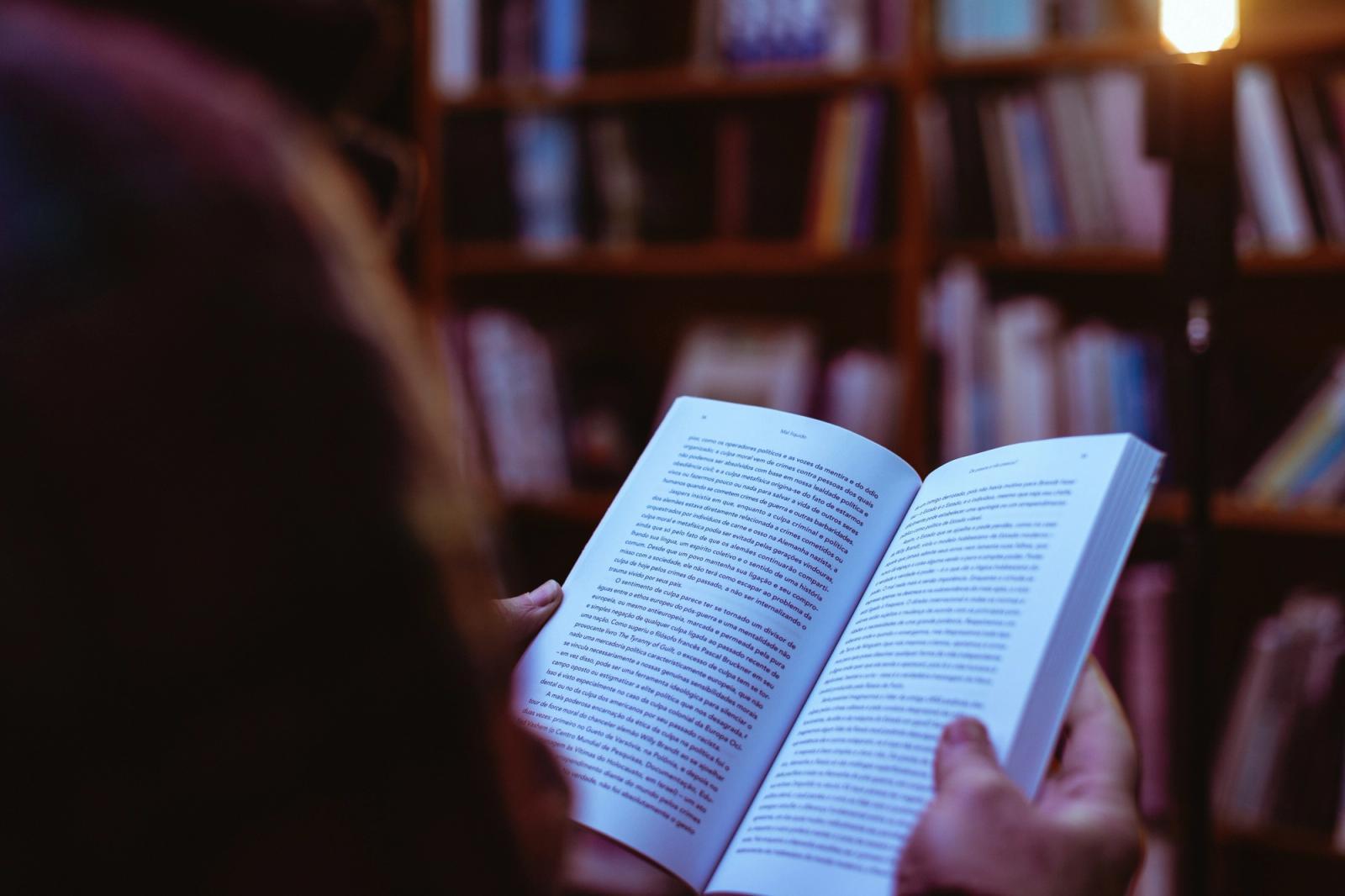 Aplicativo de biblioteca digital exibindo acervo de livros