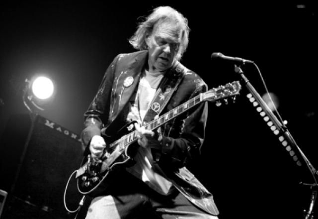 Músico lendário confronta plataforma de streaming em disputa