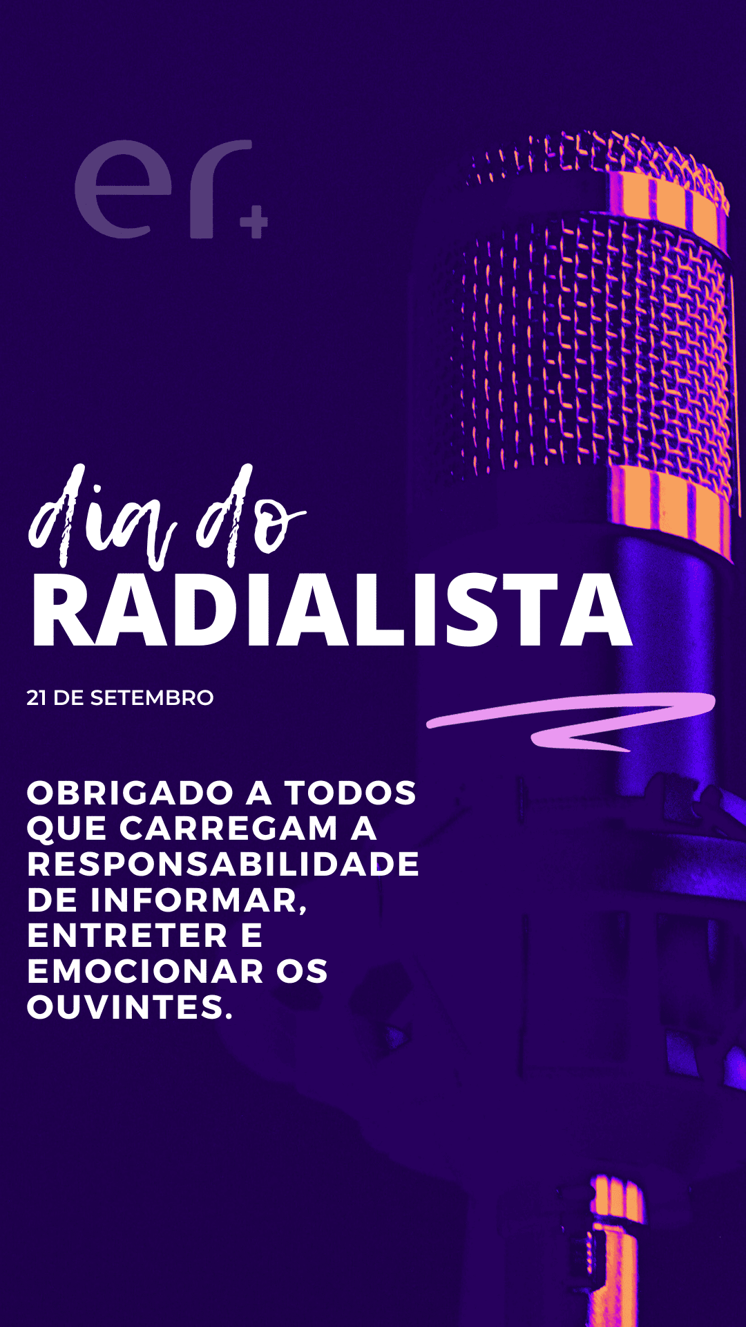 Radialista ao microfone em celebração da profissão no estúdio