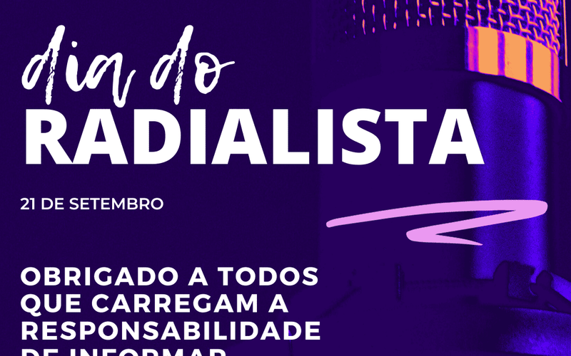 Radialista ao microfone em celebração da profissão no estúdio