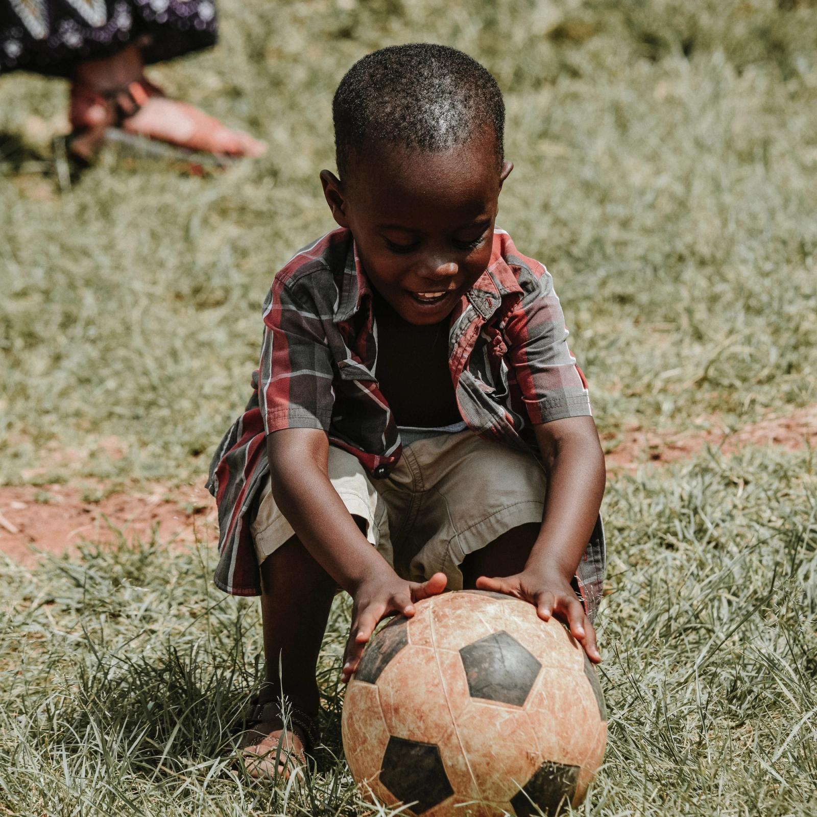 Bola de futebol clássica em grama verde de estádio internacional