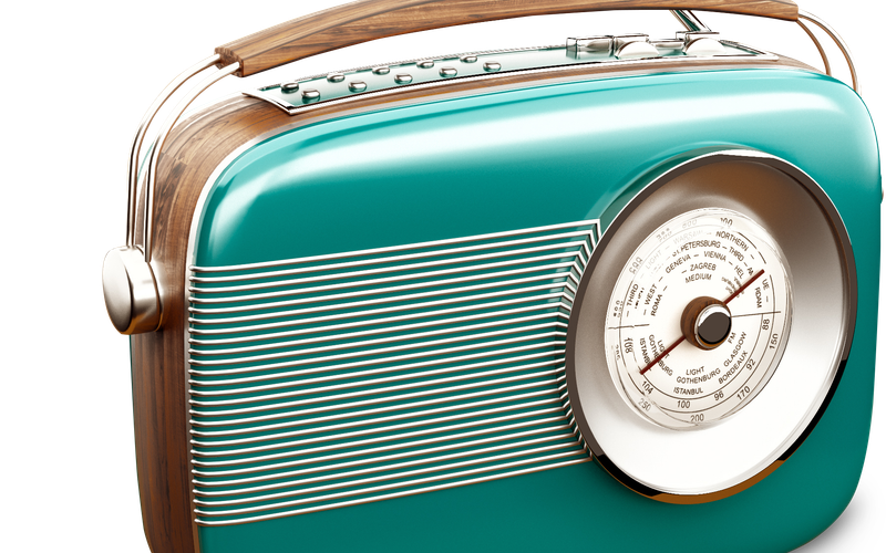 Microfone retrô ao lado de smartphone moderno e aplicativo de rádio