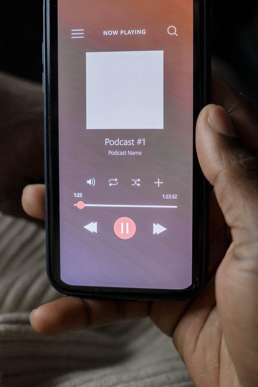 Pessoa com fones de ouvido em estúdio de gravação de conteúdo áudio