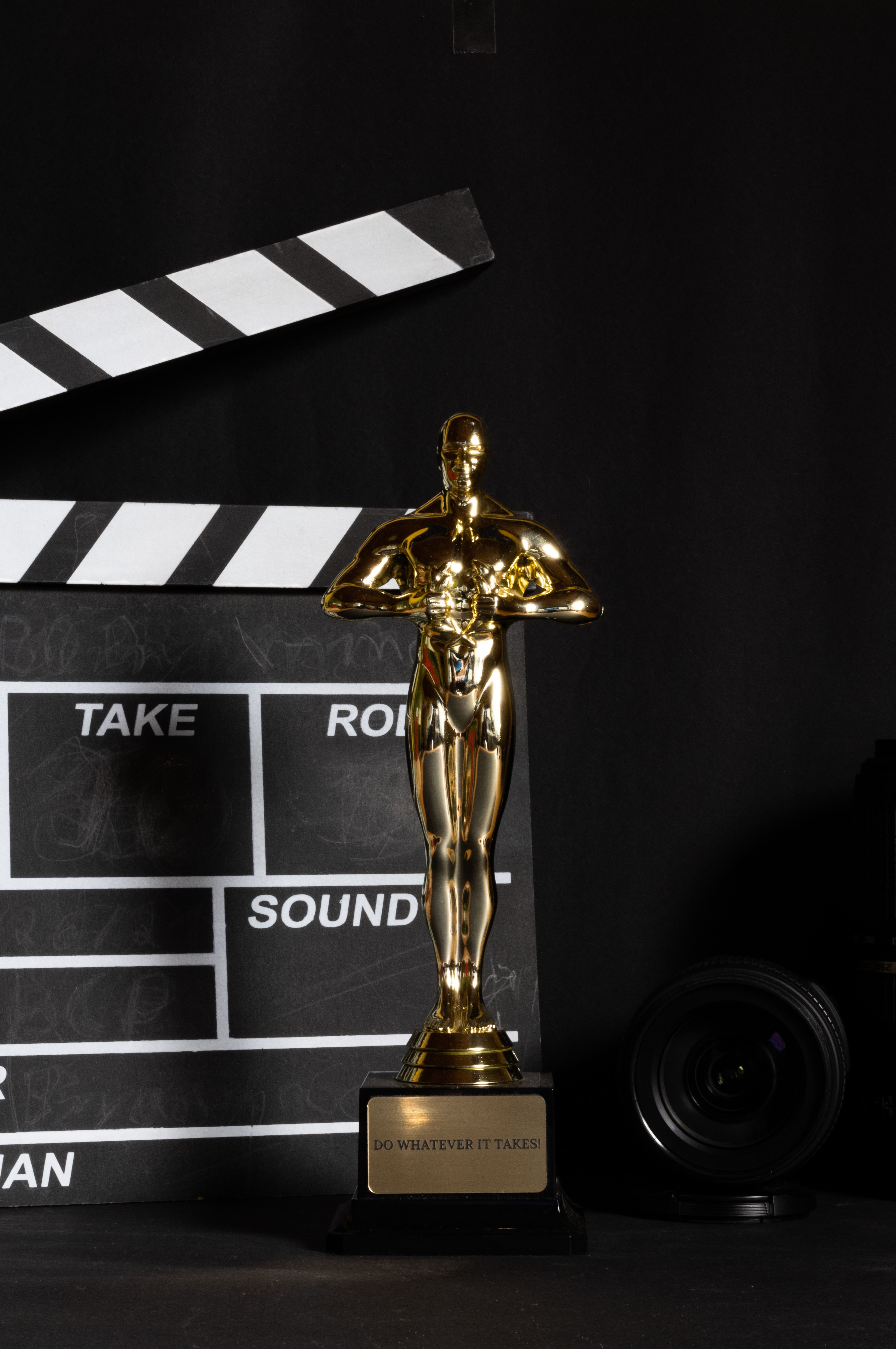 Estatueta do Oscar em destaque sob iluminação de palco dourada