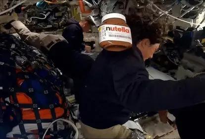 Pote de Nutella flutuando em gravidade zero dentro de nave espacial.