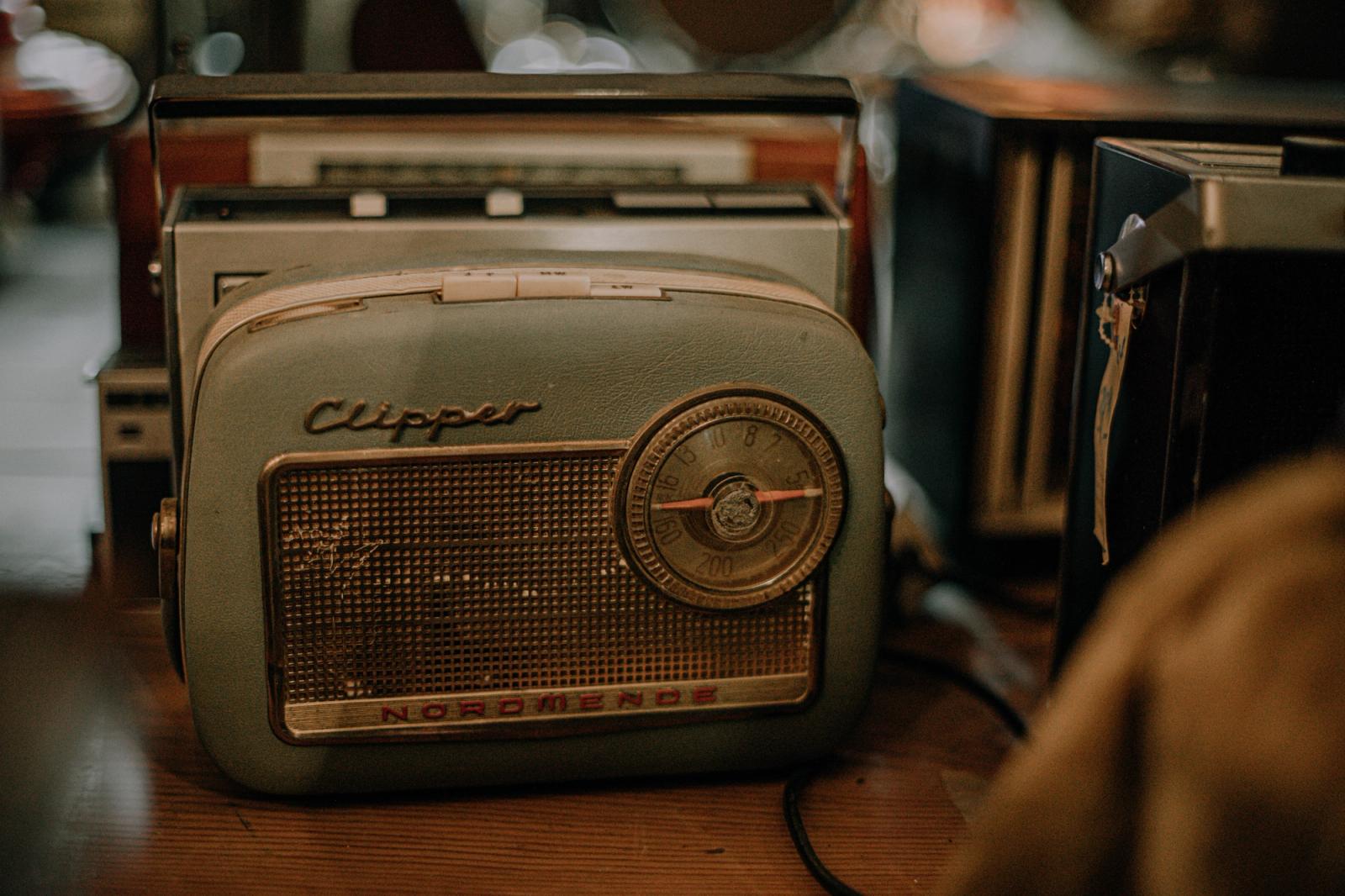 Transmissão radiofônica digital em tela de computador e smartphone