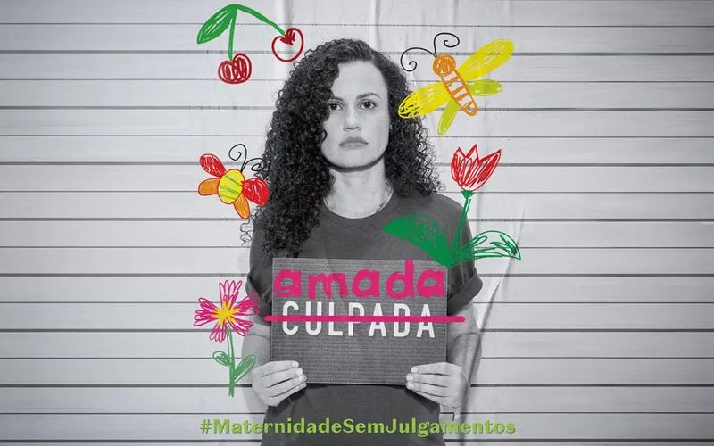 Projeção de campanha questionando culpabilização de mães nas ruas