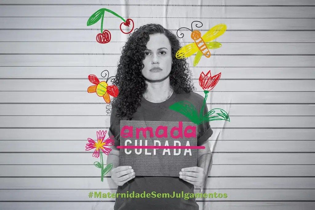 Projeção de campanha questionando culpabilização de mães nas ruas
