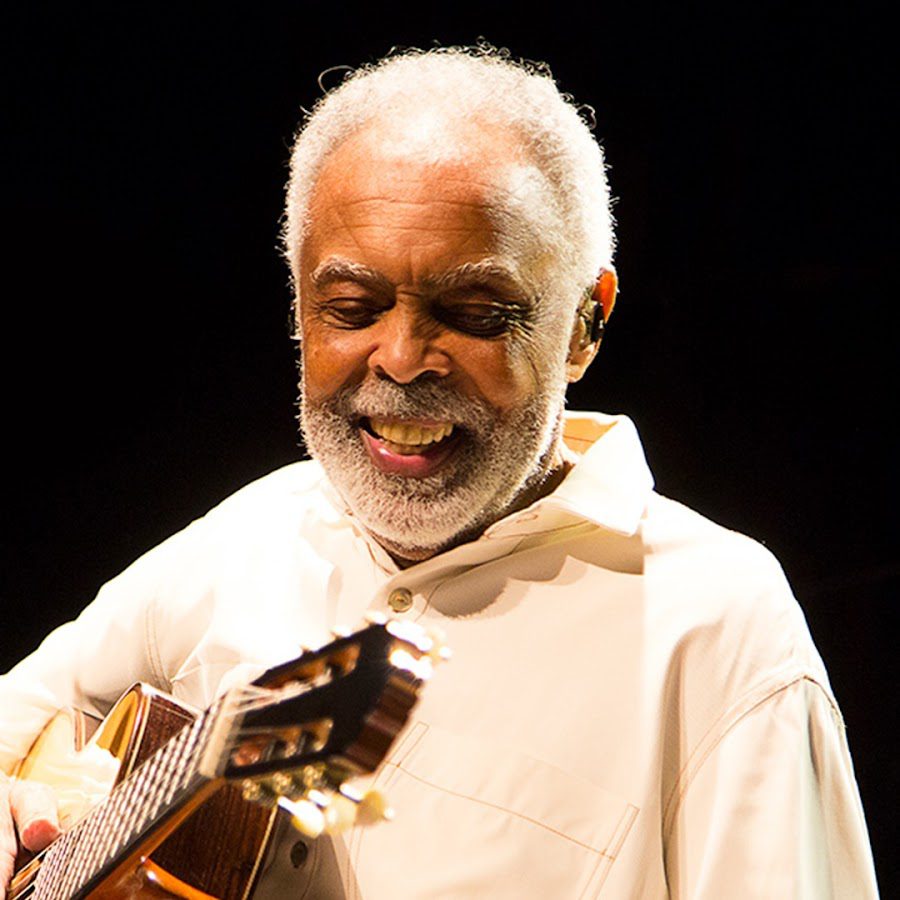 Gilberto Gil em palco durante apresentação musical do festival