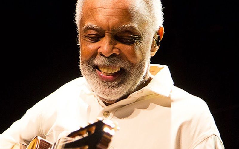Gilberto Gil em palco durante apresentação musical do festival