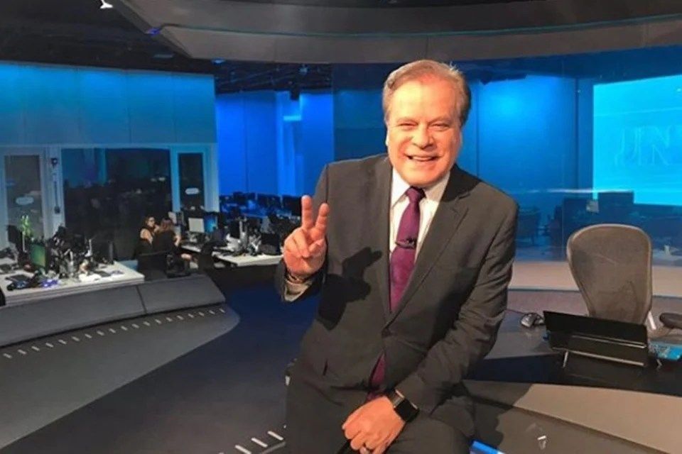 Chico Pinheiro em estúdio de TV durante sua carreira na Rede Globo