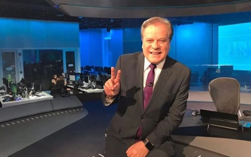 Chico Pinheiro em estúdio de TV durante sua carreira na Rede Globo