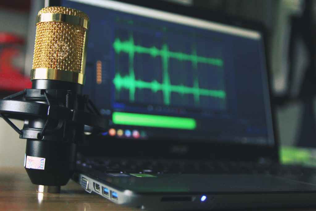 Cabine de gravação profissional com isolamento acústico moderno