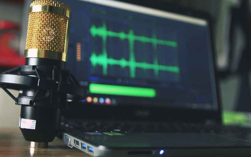 Cabine de gravação profissional com isolamento acústico moderno
