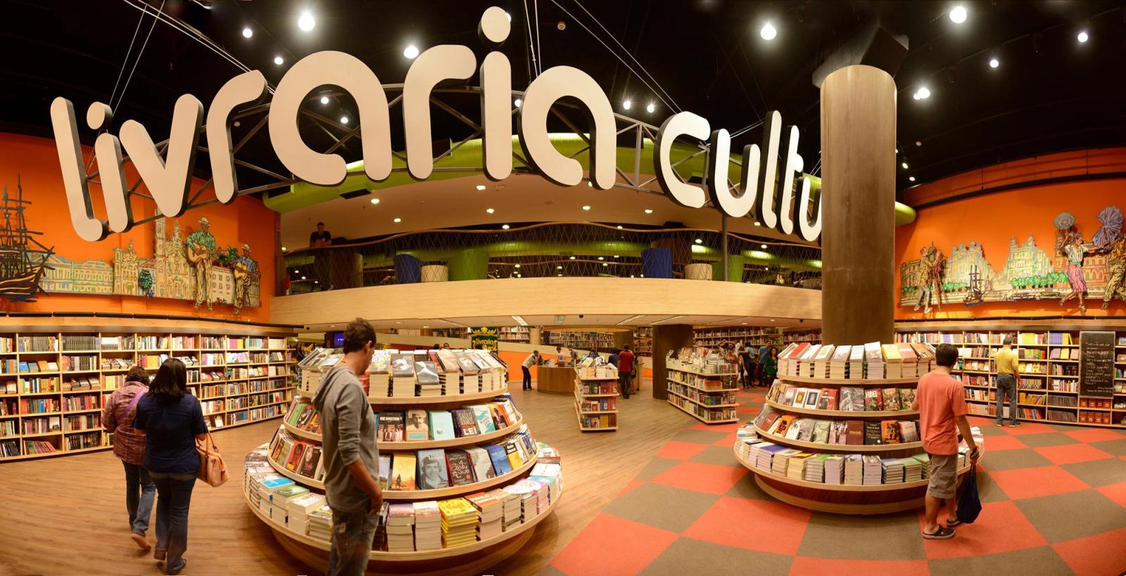 Interior vazio de loja de livros após encerramento de atividades