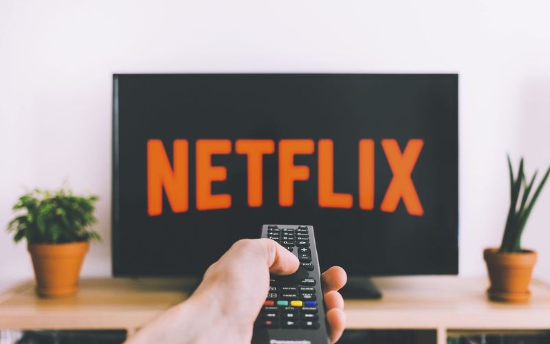 Interface do app Netflix exibindo catálogo de séries e filmes