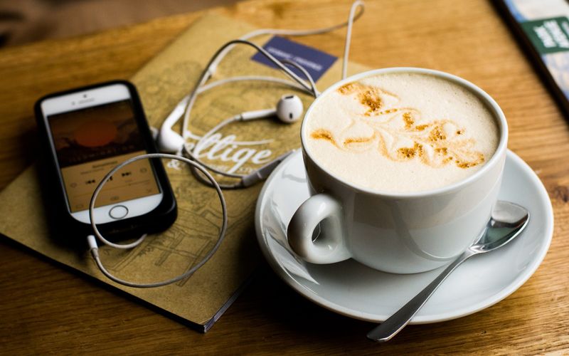 Estúdio de podcast com microfone profissional e painéis acústicos