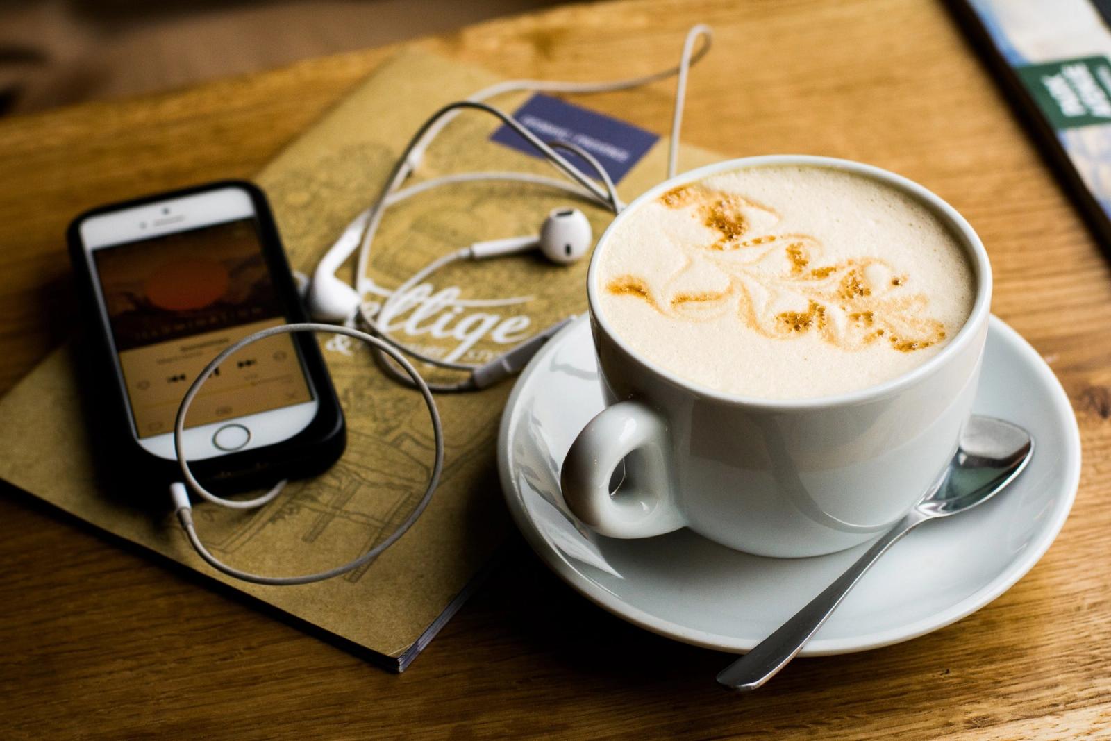Estúdio de podcast com microfone profissional e painéis acústicos