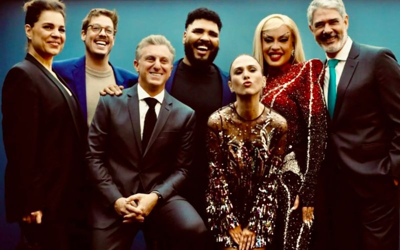 Celebridades no palco durante cerimônia de premiação da televisão