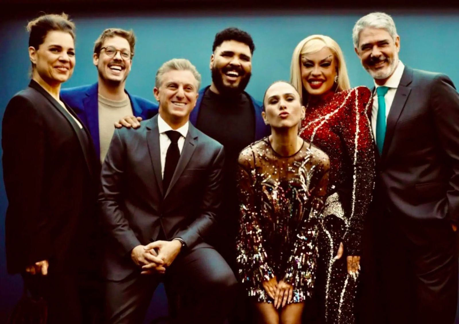 Celebridades no palco durante cerimônia de premiação da televisão